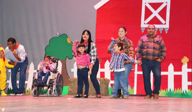 Niñas y niños en una actividad escolar de educación especial en Baja California Sur