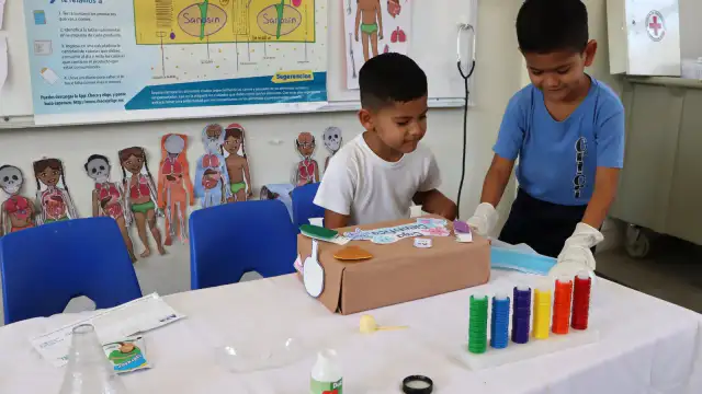 Niños y niñas en un aula de preescolar realizando actividades educativas