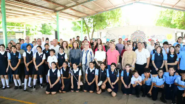 Madres y padres de familia durante una asamblea informativa en una secundaria de Culiacán