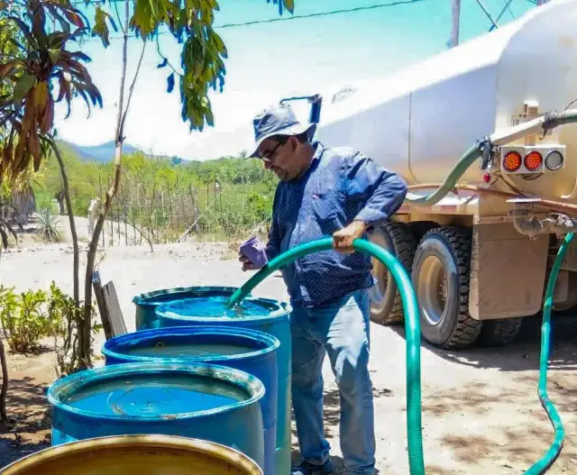 Pipa de agua circulando por una carretera rural en Sinaloa para abastecer a comunidades afectadas por sequía