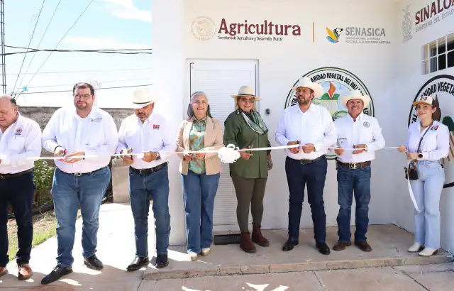 Autoridades y productores durante la inauguración del laboratorio de insectos benéficos en el Valle del Évora