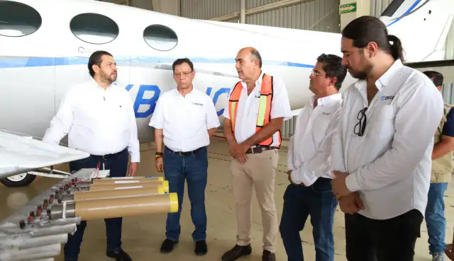 Aeronave realizando bombardeo de nubes sobre presa en Sinaloa