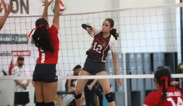Jugadores de voleibol de Sinaloa en entrenamiento con la selección mexicana