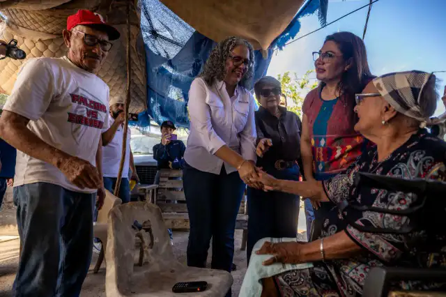 Familias reciben apoyos económicos en una comunidad costera de Sinaloa