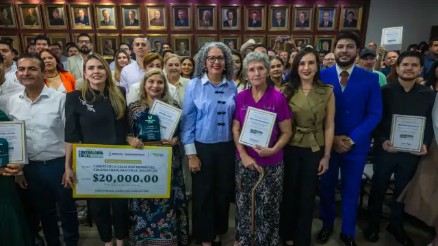 Autoridades y ciudadanos durante la entrega de premios de Contraloría Social en Sinaloa