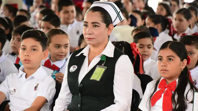 Niños en una escuela primaria de Sinaloa durante jornada de salud escolar