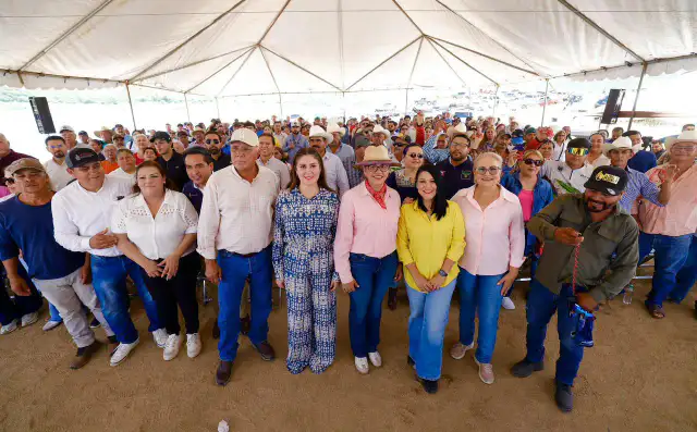 Autoridades y pescadores durante la siembra de alevines en la presa Huites