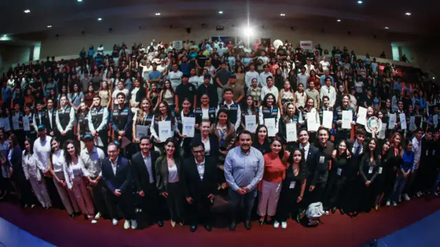 Jóvenes durante la ceremonia de Juventudes 2030 en Culiacán, Sinaloa