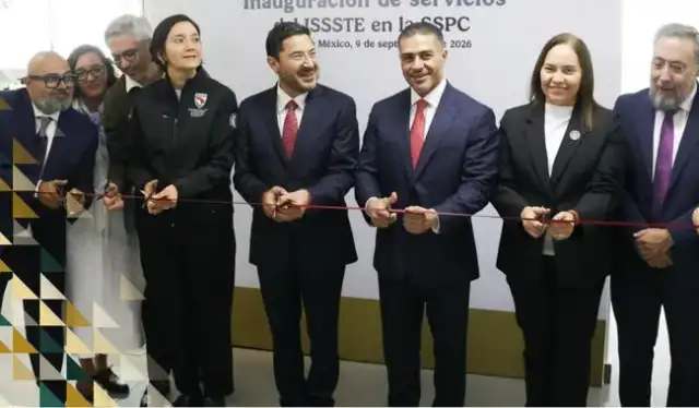 Autoridades durante la inauguración del complejo de servicios