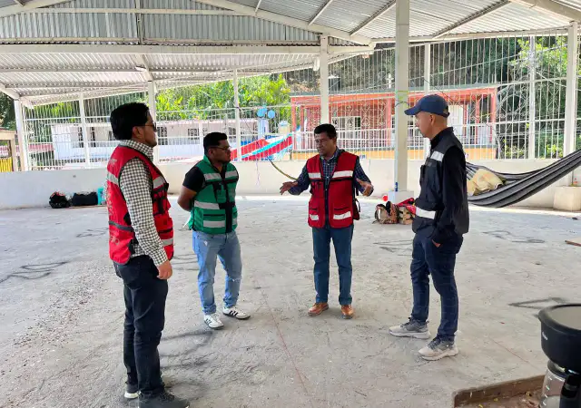 Funcionarios y autoridades municipales durante un recorrido de supervisión de obra pública