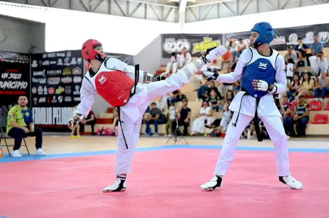 Jóvenes deportistas durante eliminatorias de taekwondo y surf en Los Cabos