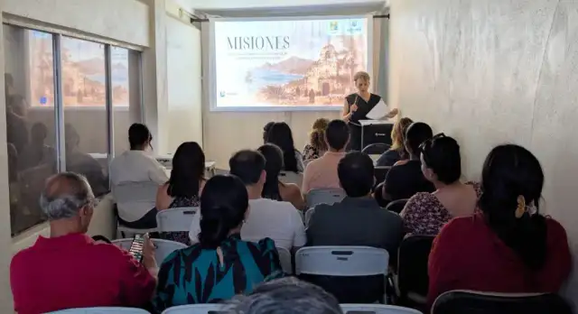 Prestadores turísticos durante una capacitación sobre historia y cultura local en Cabo San Lucas