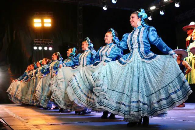 Bailarines en el Teatro Calderón durante el Festival Zacatecas del Folclor Internacional