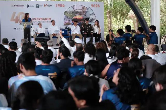 Autoridades y comunidad educativa durante la celebración del 40 aniversario del Tecnológico de Cancún
