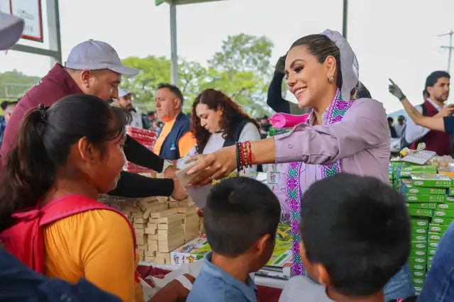 Personas asisten al Tianguis del Bienestar en Xicotlán, Guerrero