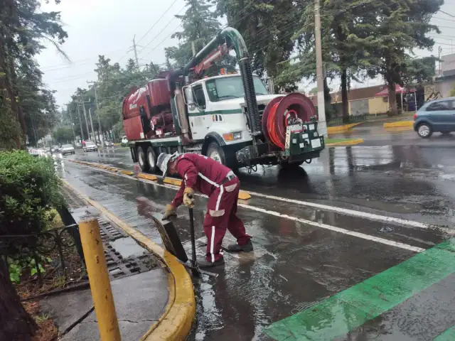 Calle de Toluca con encharcamiento durante una lluvia intensa