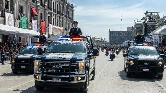 Elementos de la Policía Municipal de Toluca marchan durante el desfile cívico-militar