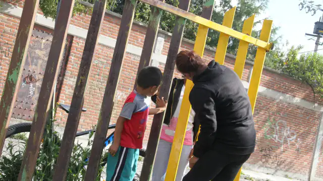 Vecinos participando en labores de limpieza y pintura en una calle de Toluca