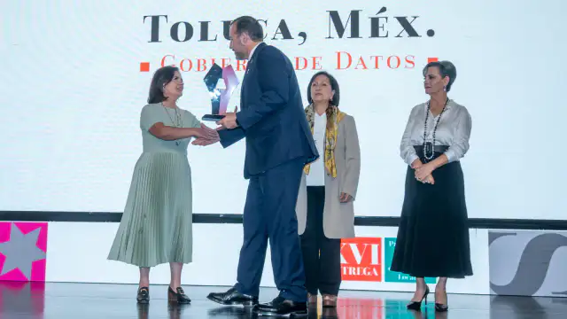 Ceremonia de premiación con autoridades municipales en un escenario