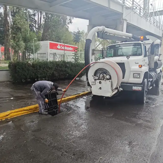 Vactor y brigadas en calles de Toluca durante operativo contra encharcamientos