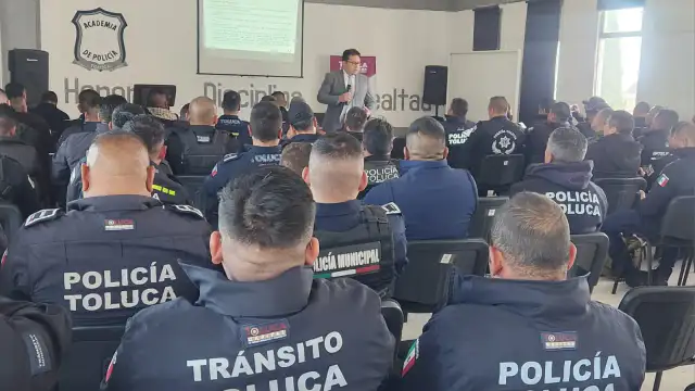 Elementos de seguridad municipal durante un operativo en una calle de Toluca