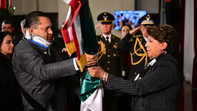 Personas reunidas en la Plaza de los Mártires durante la ceremonia del Grito de Independencia en Toluca