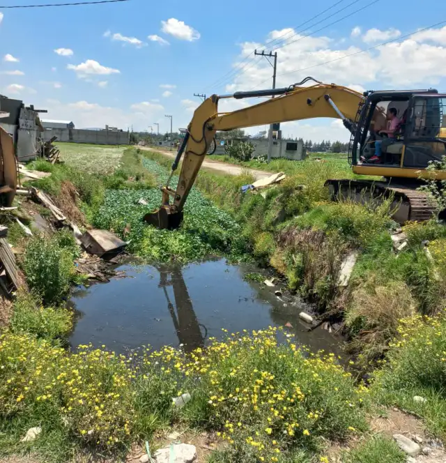 Brigadas de limpieza retiran azolve de un canal en Toluca