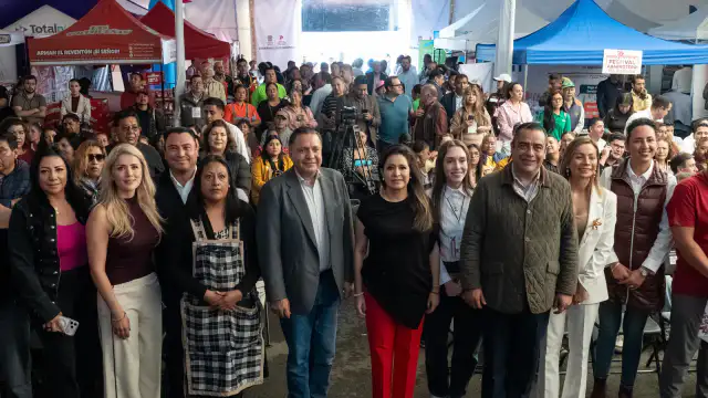 Comerciantes y funcionarios durante el Festival Abarrotero Toluca 2026