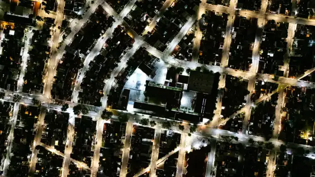 Luminaria LED en calle de Toluca durante la noche