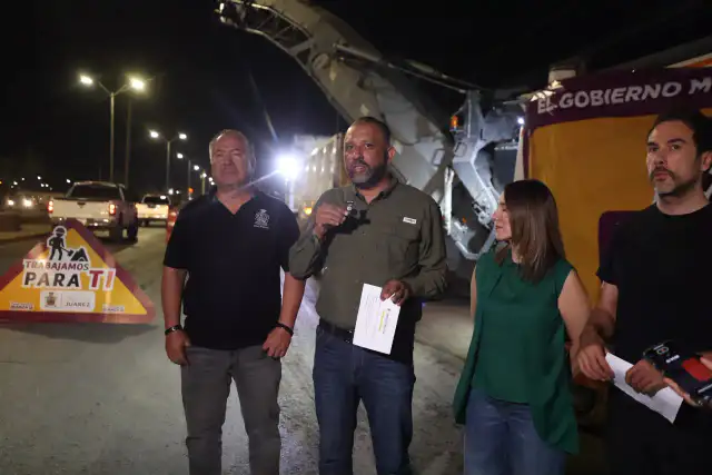 Trabajadores de obras públicas realizando repavimentación nocturna en avenida Tecnológico