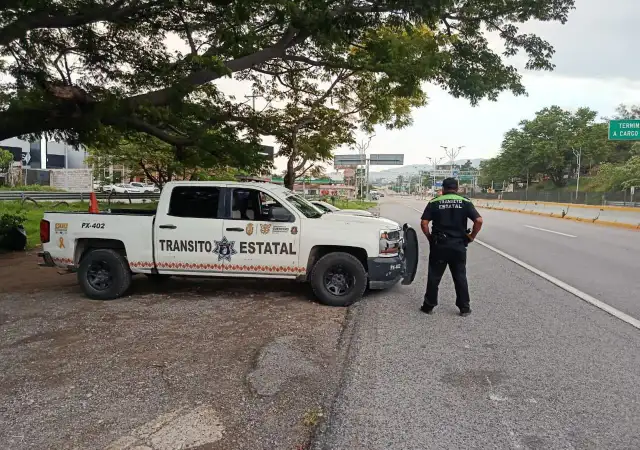 Elementos de tránsito estatal en la Autopista del Sol, tramo Chilpancingo