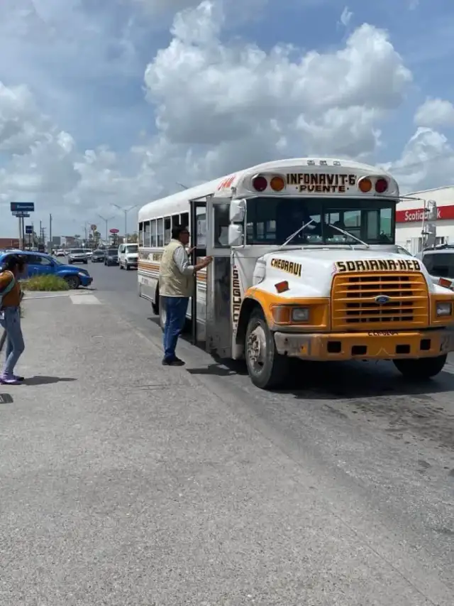 Unidad de transporte público en Tamaulipas durante revisión mecánica