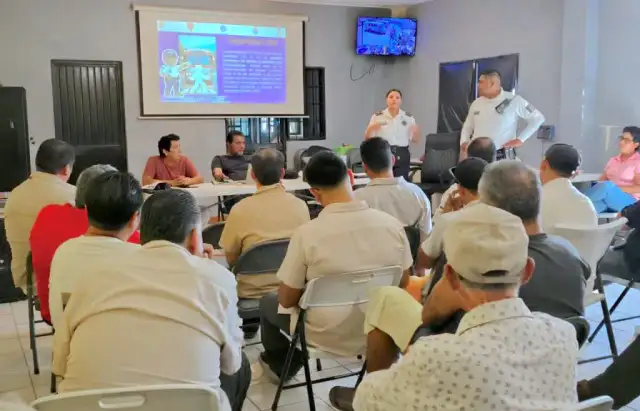 Operadores de transporte público en capacitación vial en Los Cabos