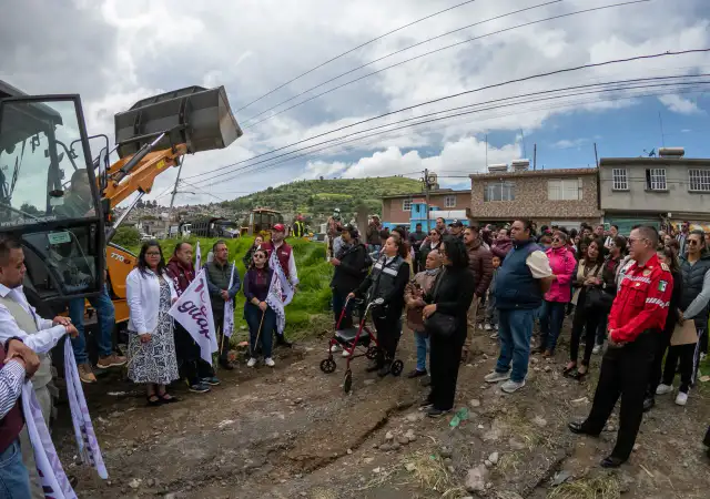 Obra de pavimentación en Santiago Tlacotepec, Toluca