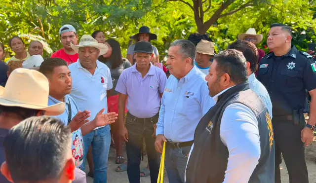 Vehículos circulando por una carretera rural en Guerrero tras el levantamiento de un bloqueo
