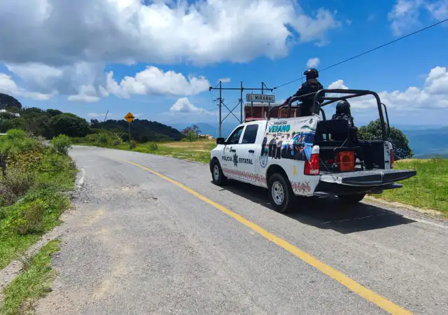 Patrulla de la Policía Estatal en una carretera de Guerrero durante operativo de vigilancia.