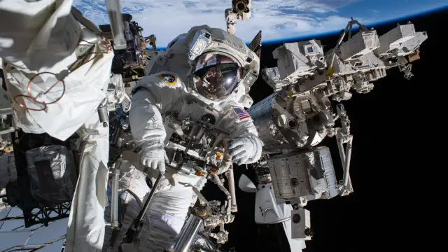 Astronauta de la NASA observando aurora roja desde la cúpula de la Estación Espacial Internacional