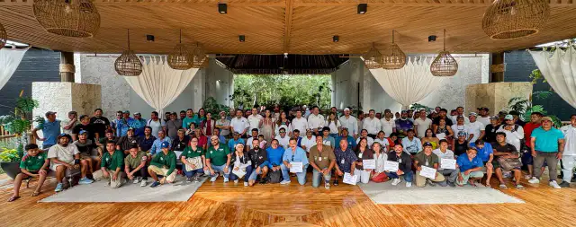 Prestadores de servicios turísticos durante la entrega de credenciales en Tulum