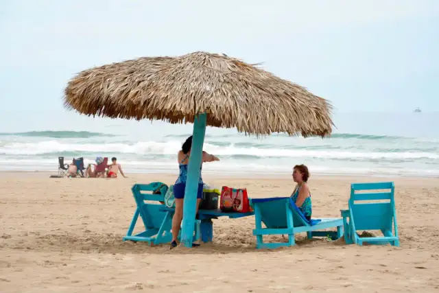Playa Miramar en Ciudad Madero, Tamaulipas, con turistas en temporada vacacional