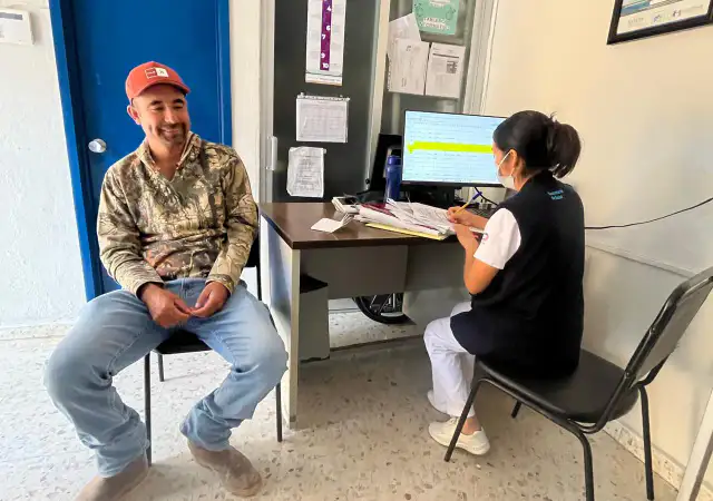 Personal de salud durante una consulta en una unidad médica de Atarjea, Guanajuato