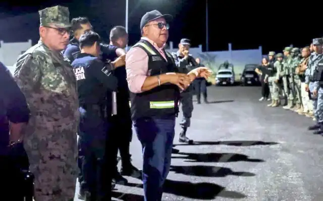 Policías municipales y elementos de Marina durante operativo nocturno en Los Cabos