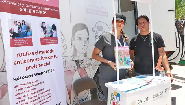 Unidad móvil Edusex frente a una escuela secundaria en Baja California Sur