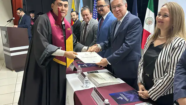 Egresados de la Universidad de la Policía de Sinaloa durante su ceremonia de graduación