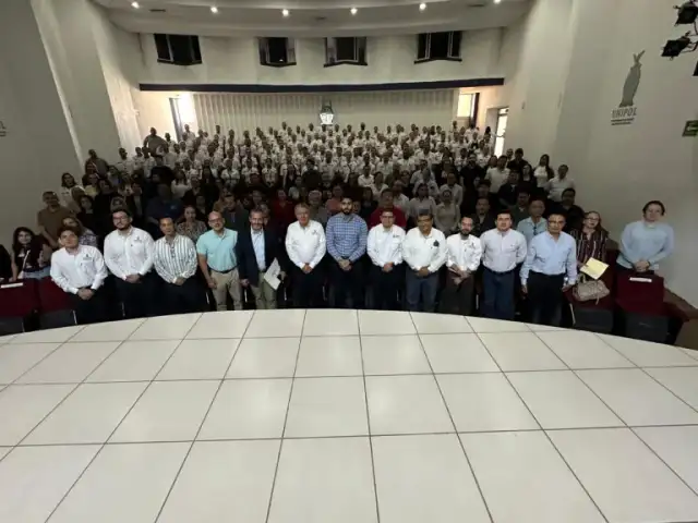 Estudiantes y funcionarios durante una conferencia sobre mediación policial en Culiacán