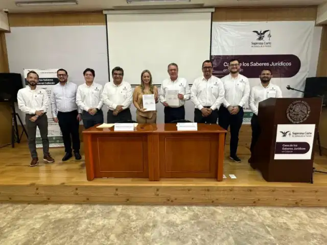 Autoridades de Unipol y de la SCJN durante la firma de una carta-compromiso en Culiacán