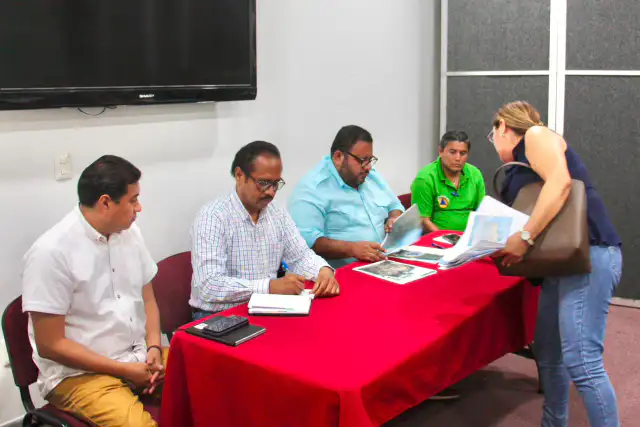 Reunión de vecinos con autoridades estatales y municipales en Acapulco