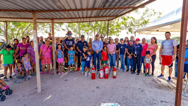 Vecinos reunidos en capacitación de protección civil en colonia San Francisco, Reynosa