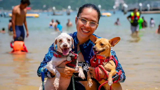 Vista aérea de la playa de Acapulco con hoteles y turistas