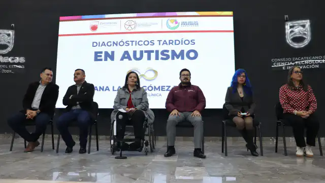 Auditorio con asistentes a la ponencia sobre autismo en Zacatecas