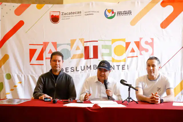 Vehículos todo terreno y participantes en un evento deportivo en Zacatecas